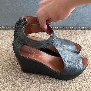 Gentle souls grey t strap wedges size 10